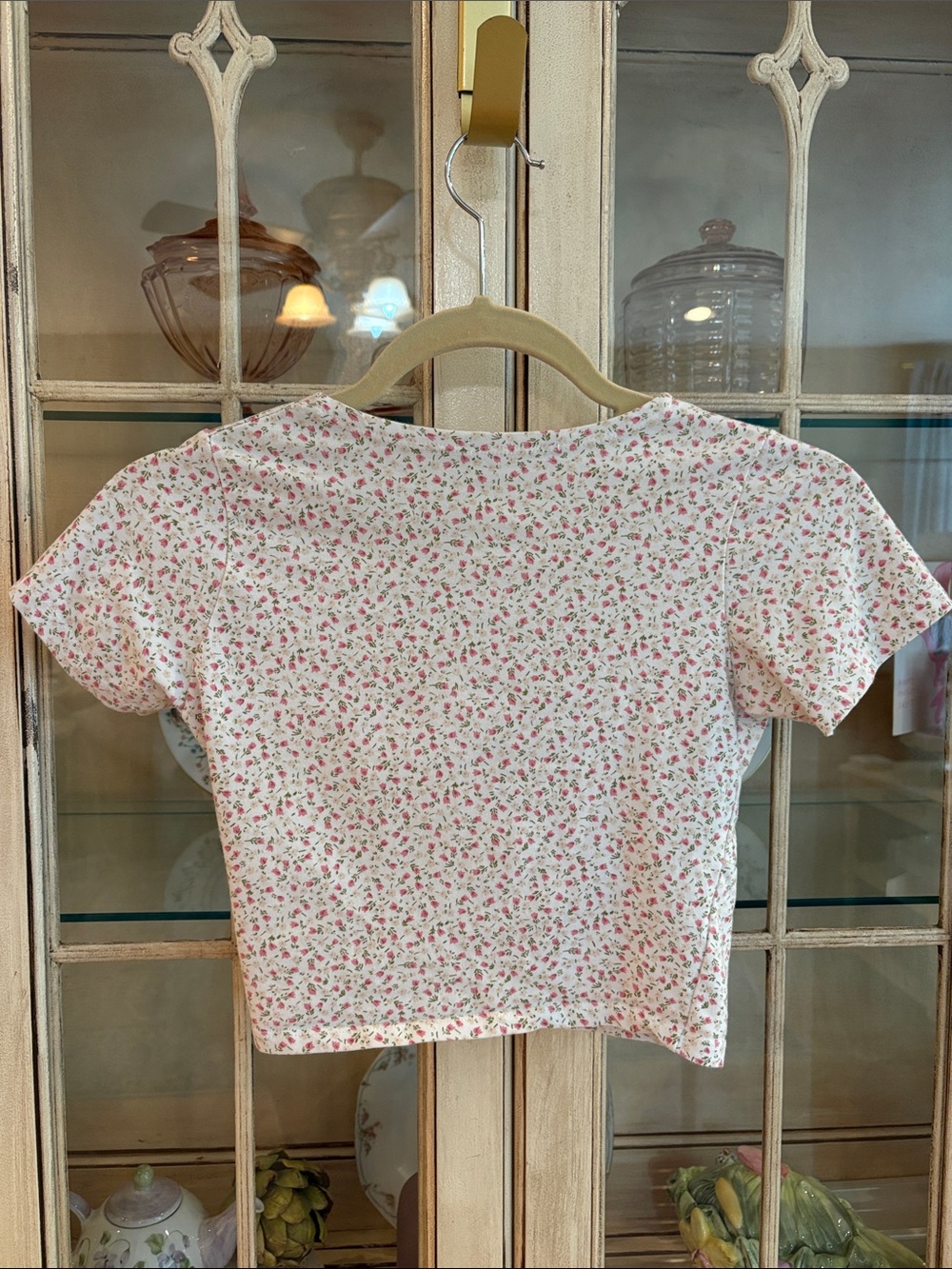 EUC Brandy Melville Floral Deep V Crop Top in Delicate Pink Floral - Picture 4 of 7
